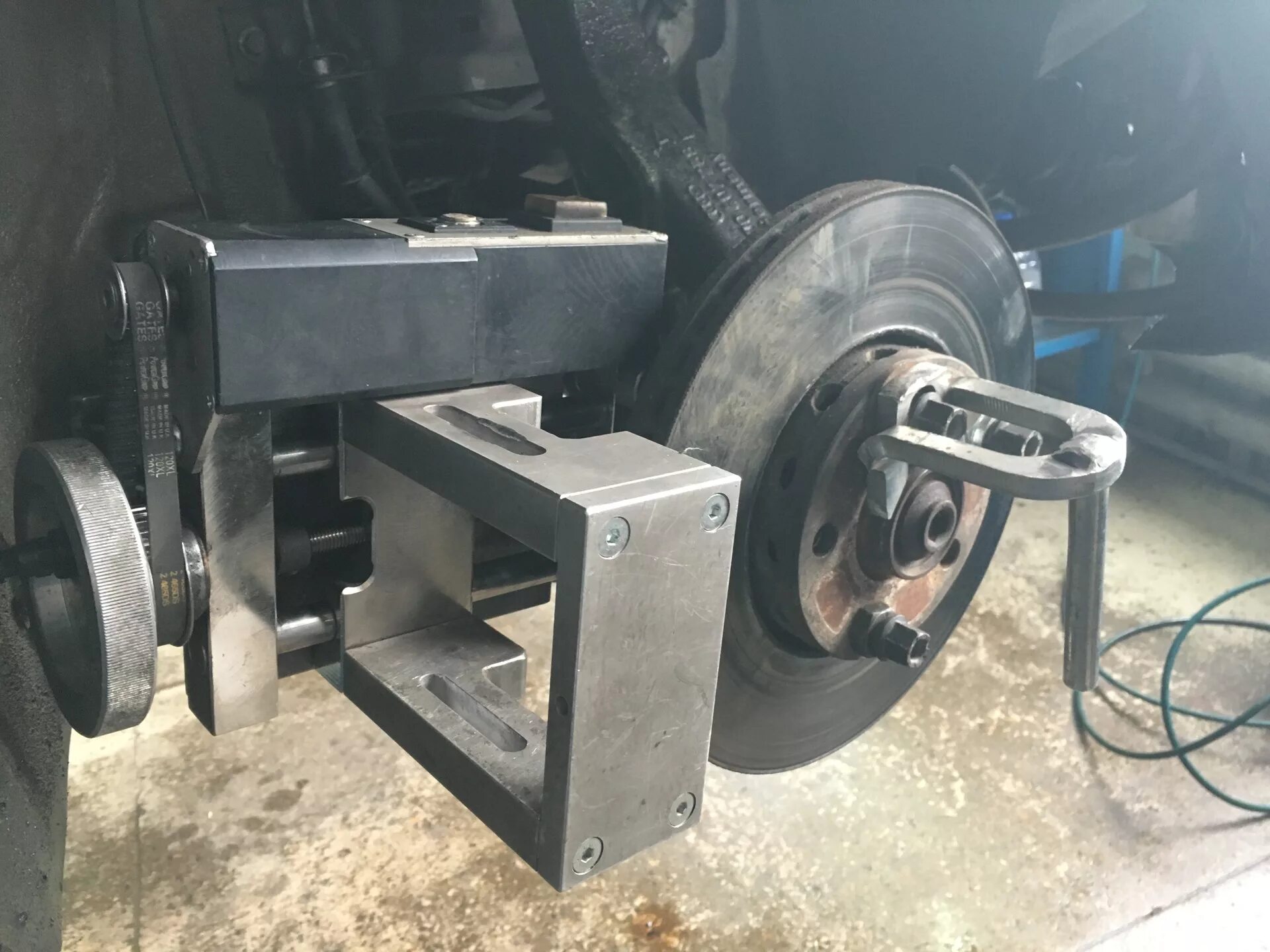 Диски с проточкой. 7141. Проточка диска своими руками. Оправка для расточки тормозных колодок мазда. Ваз 2112 проточка тормозных дисков.