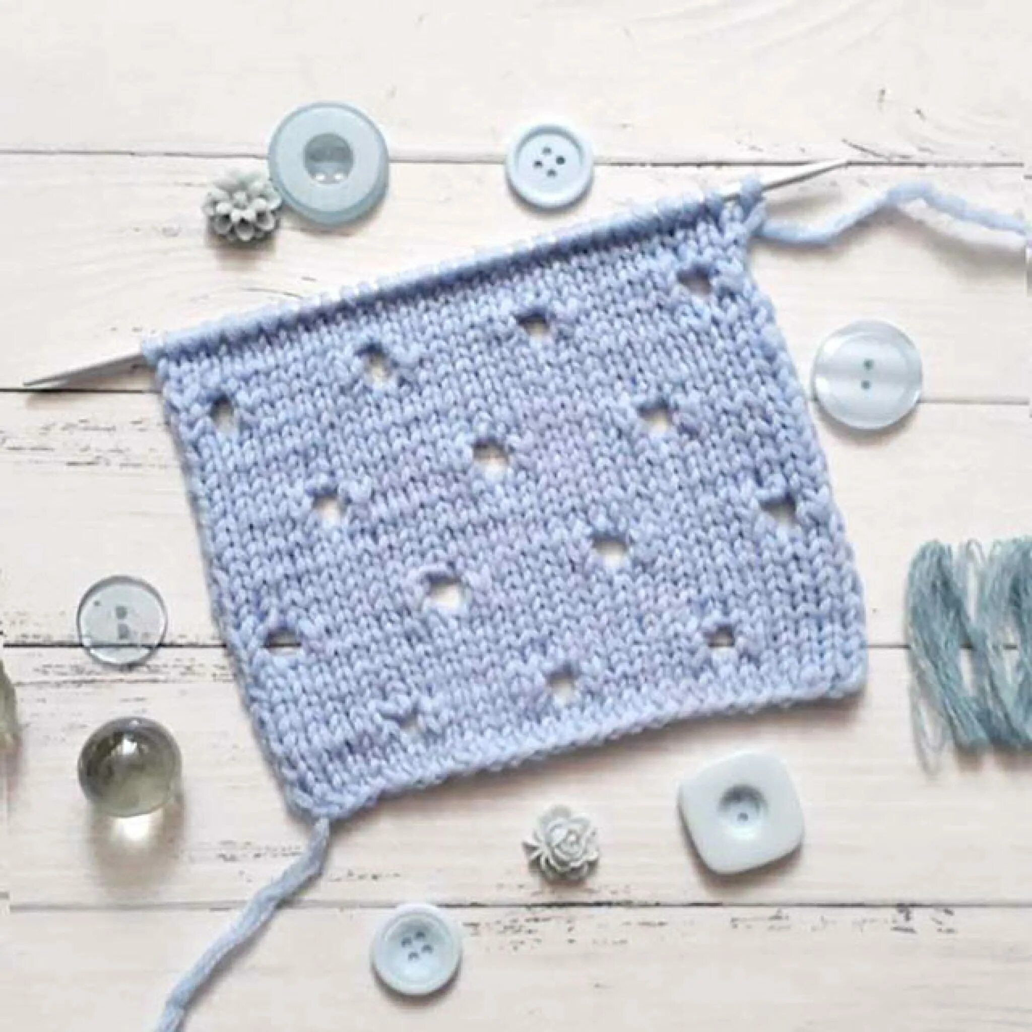 вязание дырочек спицами. схема вязания лицевой глади спицами. узор дырочки спицами. вязание узор дырочками. вязание спицами узоры с большими дырками.