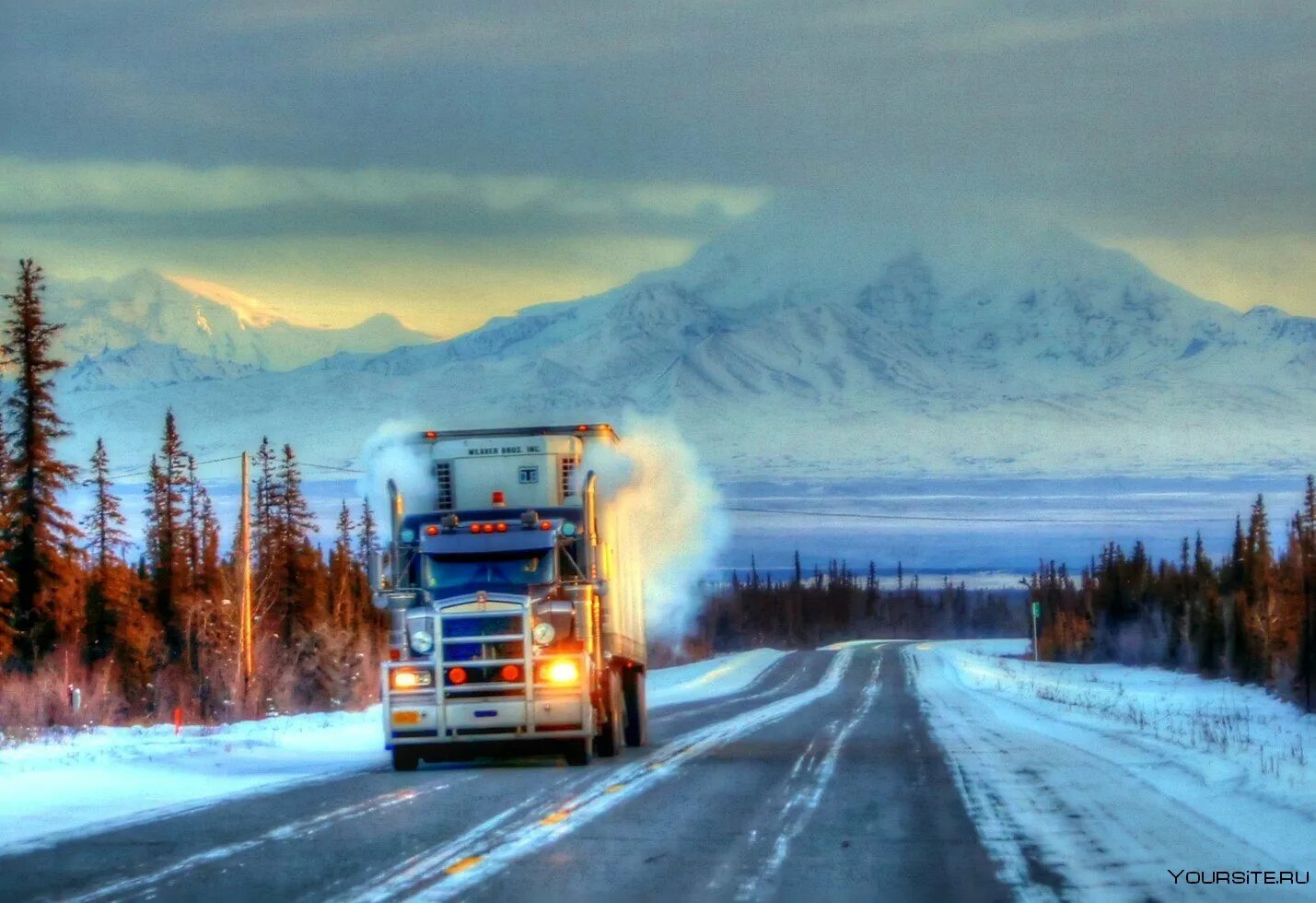 Зимний грузовик. Зимники Якутии 2022. Фура зимой. Грузовик в снегу. Грузовик в горах.