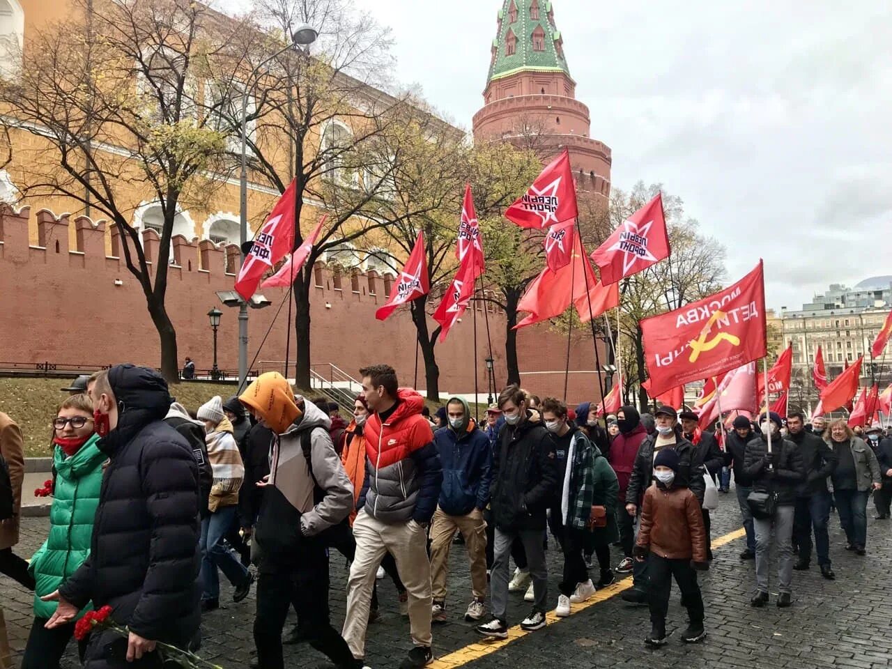 Митингующий на красной площади. Пикет на красной площади. Патриотическая оппозиция России. Лево патриотические силы. Московский твориться