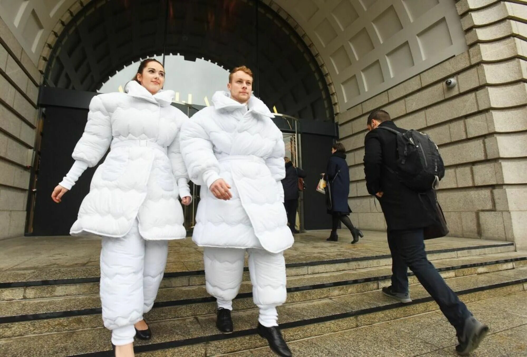 Показтмод одеяло и подушка. Тильда суинтон в одеяле и подушках. Костюм viktor&rolf fall 2005. На подиуме в одеяле мода. Показ мод в подушках.