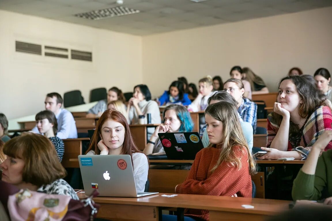 Студентом первого курса. Студенты высшей школы экономики. Студенты НИУ ВШЭ. Высшая школа экономики Москва студенты. Студентки НИУ ВШЭ.