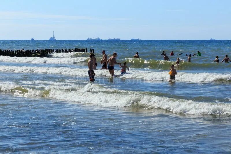 Зеленоградск купаться. Станция в море в Зеленоградске. Люди купаются в Балтийском море. Зеленоградск в море сооружение. Вода в Балтийском море Зеленоградск.