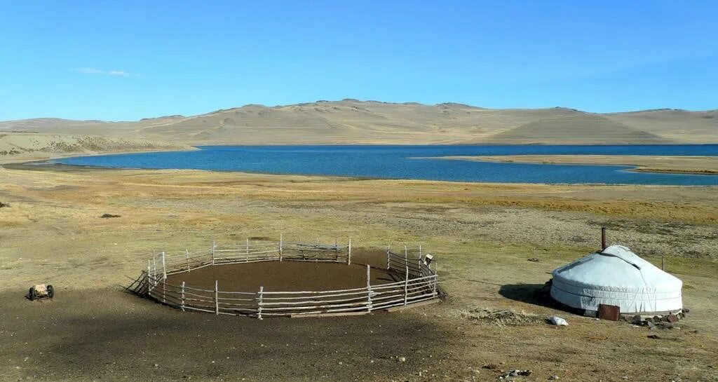 Юрта традиционное жилище тувинцев. Жилище тувинцев юрта. Национальная юрта тувинцев. Тыва огнун херекселдери. Национальное жилище тувинцев юрта.