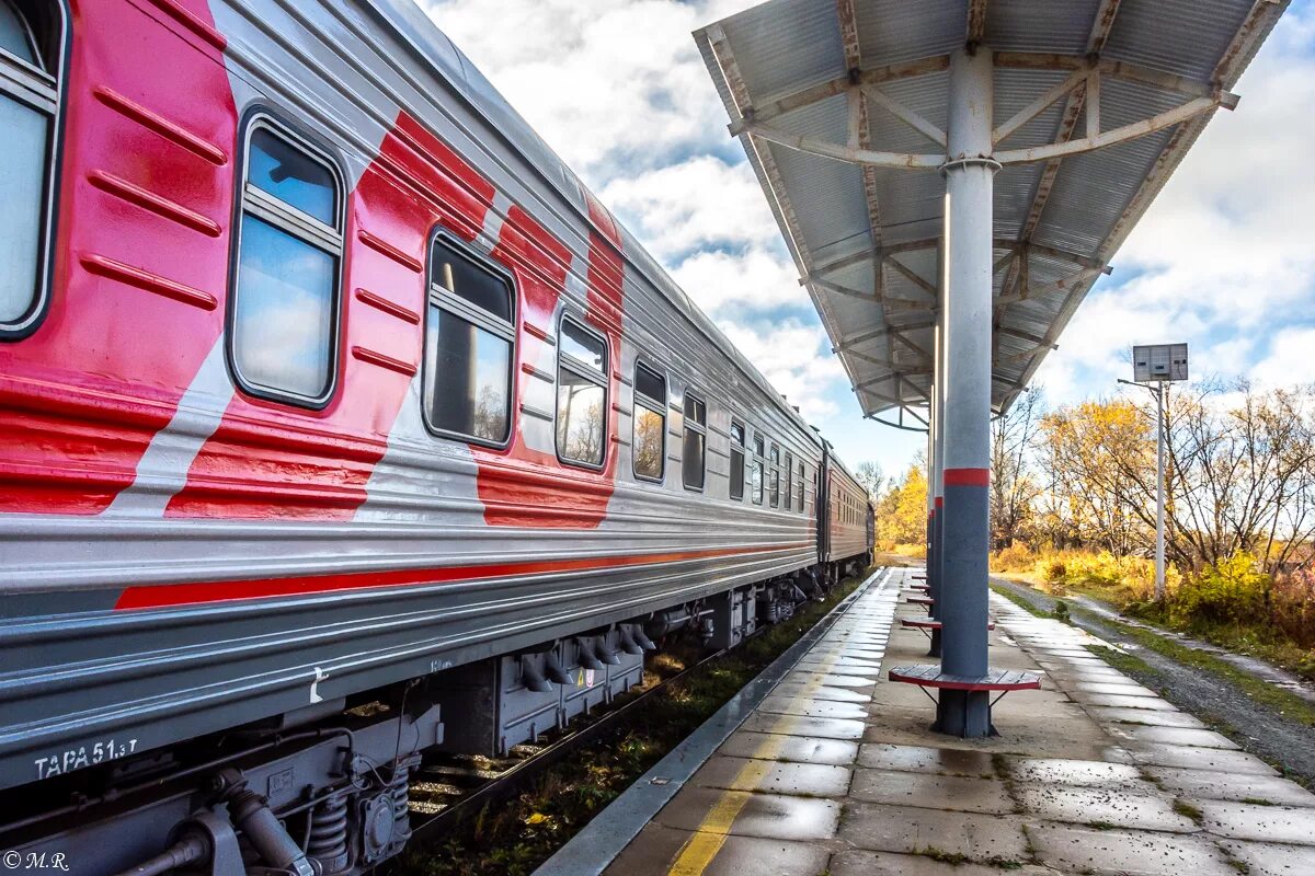 Пригородный поезд Поронайск Победино. Дачный поезд. Пассажирская компания Сахалин. Перрон Россия поезд на Юг.