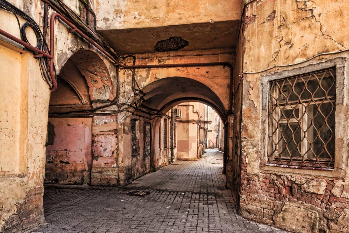 Зеленые питерские дворы. Непарадный петербург дворы. Арка во двор питер. Питерский дворик. Трущобы питера дворик.