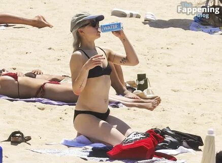 Phoebe Bridgers on Beach (29 Photos) - Sexy Youtubers🔥.