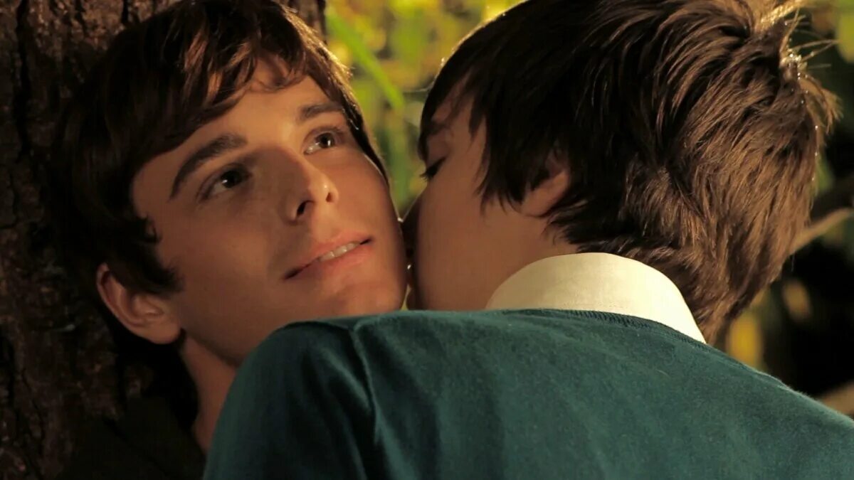 I kiss a boy обложка. Мальчик целует мальчика. Jupiter i kissed a boy. Jupiter певец i kissed a boy. Younger boys kisses.