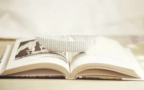 Раскрытая книга на столе