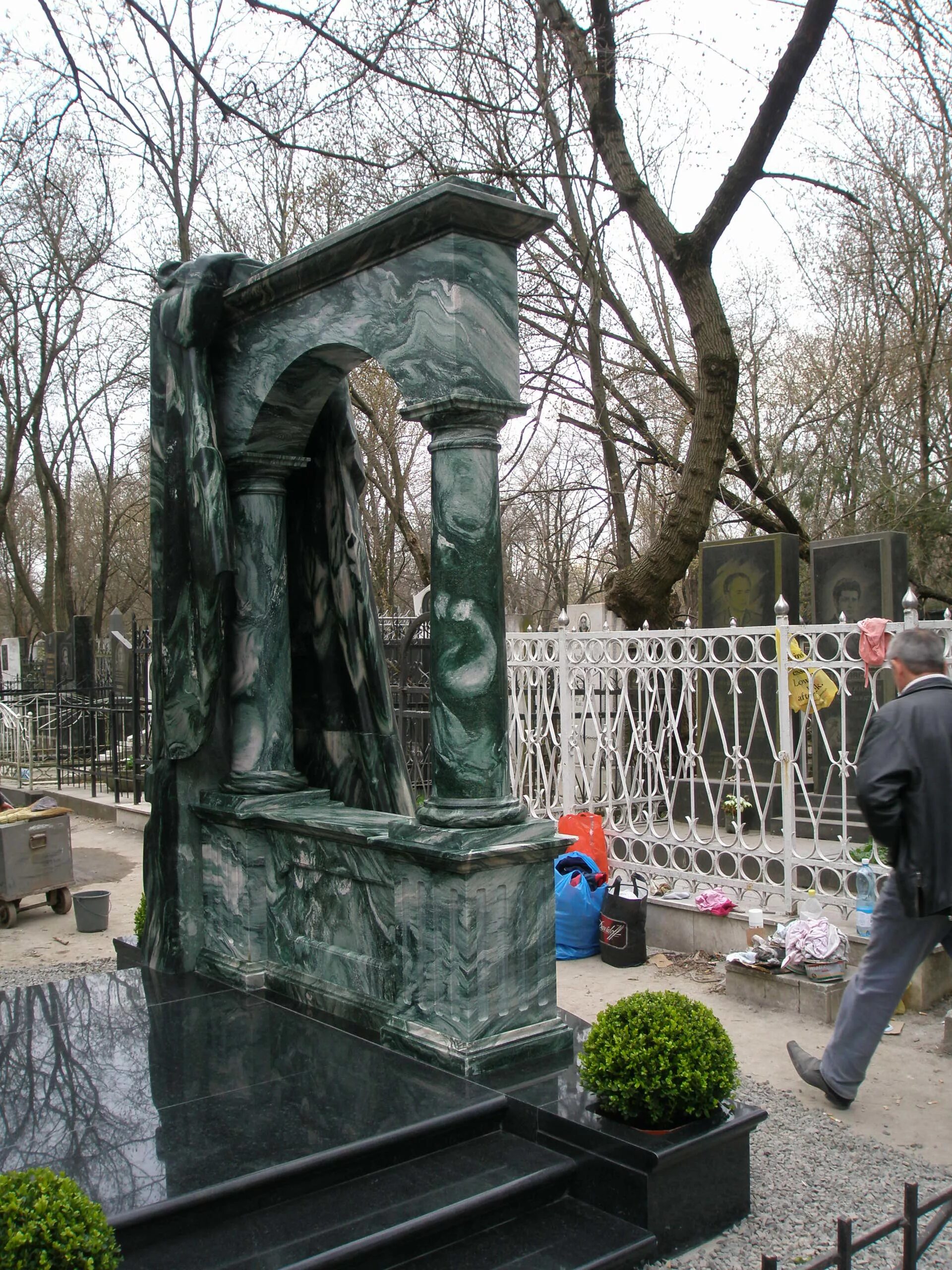 Памятник из зеленого мрамора. Зеленый гранит для памятника. Змеевик гранит. Памятники на могилу. Змеевик камень памятник.