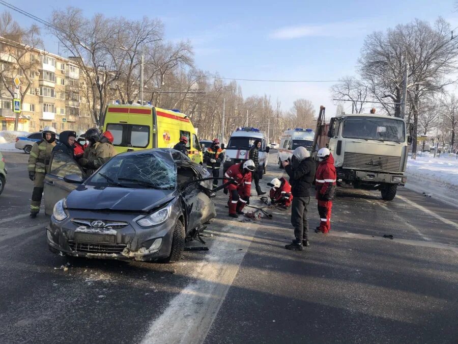 ДТП Саратов на Трофимовском мосту. ДТП на Трофимовском мосту. ДТП Саратовский мост 14 января.