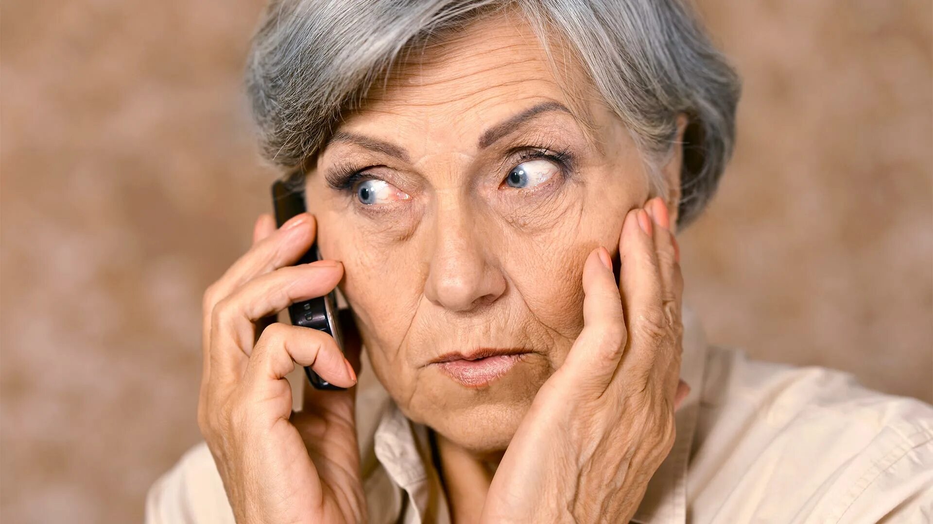 Немолодая женщина. Пожилая женщина с телефоном. Пожилая женщина недовольна. Удивленная пожилая женщина. Хитрая тетка