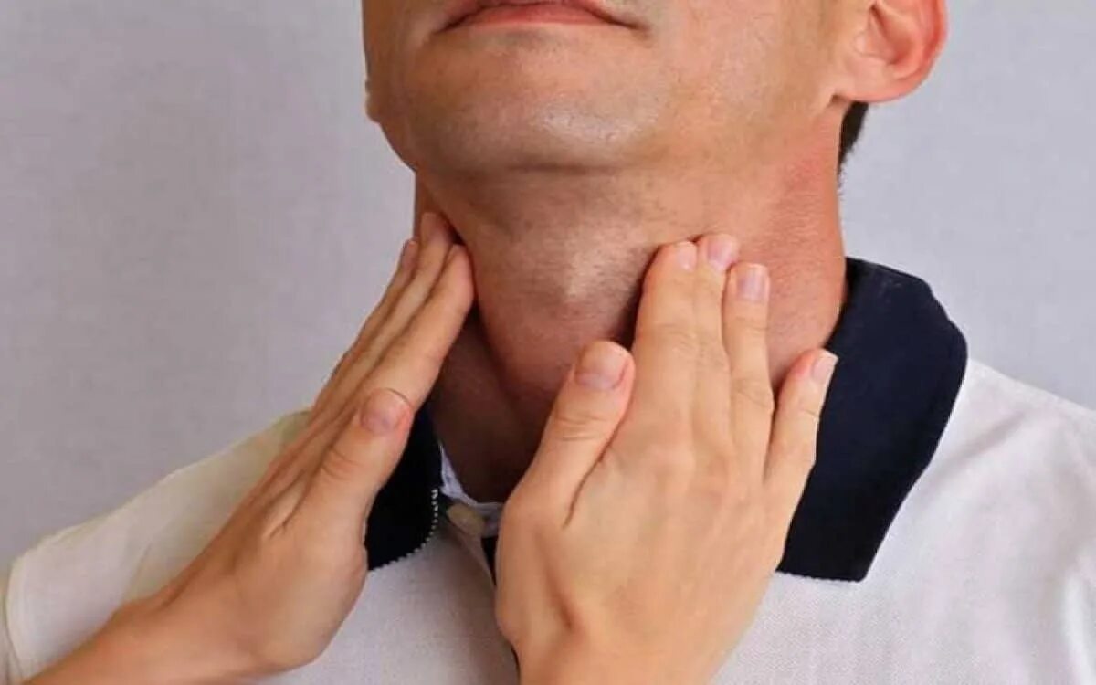 Почему болит кадык. Почему болит кадык. Опасные родинки признаки. Кадык кость. Щитовидный хрящ у мужчин.