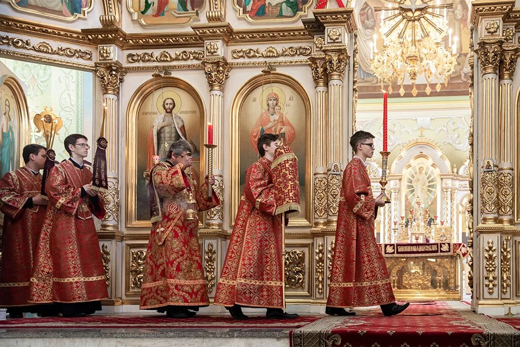 богослужение литургия. ранняя служба в церкви. церковная служба. ранняя служба в церкви. пасхальное богослужение в храме христа спасителя.