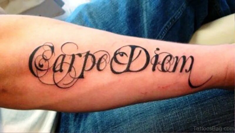 Тату на латыни. Карпе Дием тату. Татуировки с надписью Carpe Diem. Carpe Diem тату на руке. Настоящее латынь