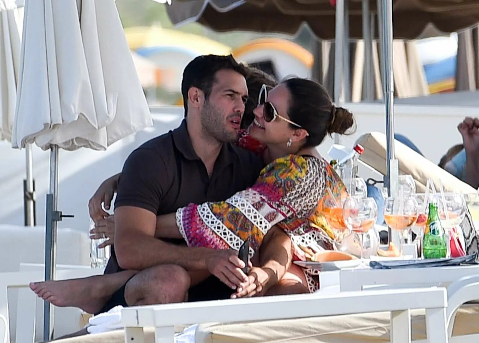 Камилой морроне и ди каприо. Влюбленные на острове. Отдыхаю с любовницей. Ян топлес жена. Ольга бузова фото.