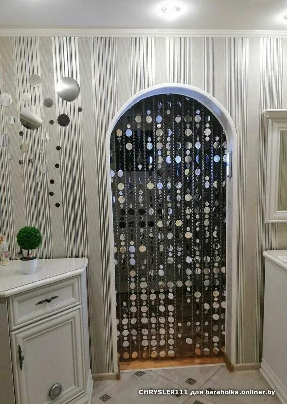 зеркальные рулонные шторы. фактурное стекло в интерьере. зеркальные шторы. зеркальные жалюзи вертикальные. полупрозрачные шторы.