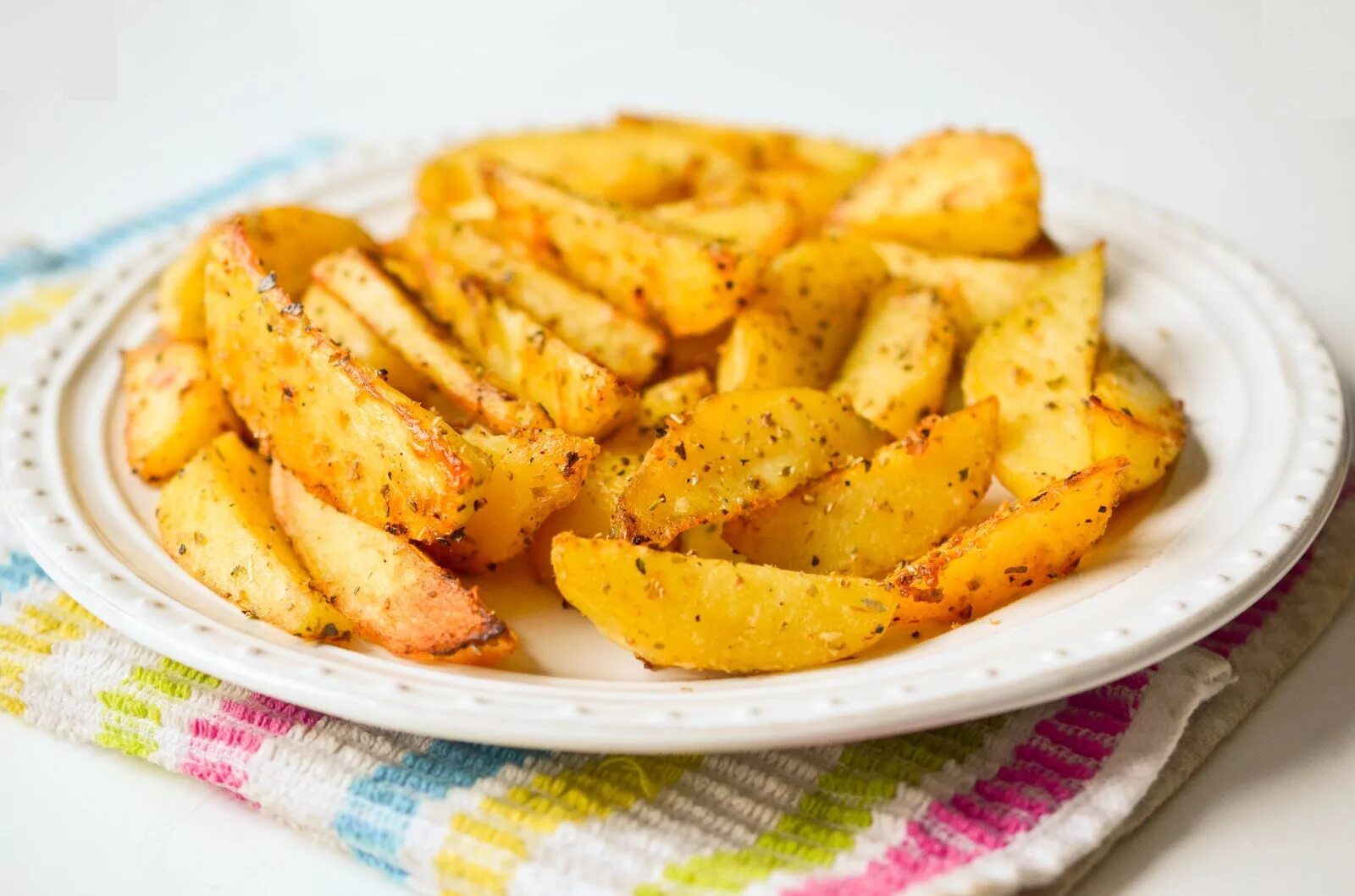 чипсы potato chips. хрустящие картофельные дольки в кляре. хрустящие картофельные. картофельный драник. запеченные картофельные дольки в панировке.