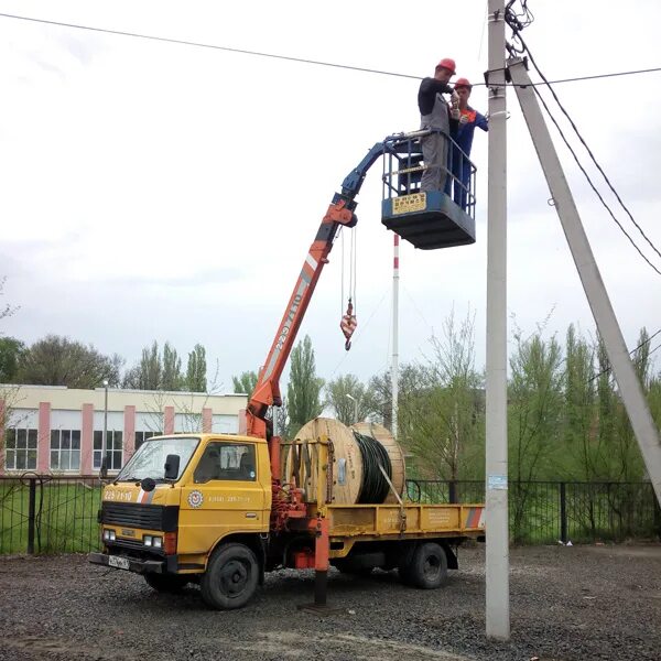Манипулятор с люлькой аренда. Камаз кран бурилка вышка. Манипулятор с люлькой аренда. Манипулятора с монтажной люлькой 22 м маз. Автовышка hyundai hd78.