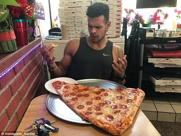 Пицца большие куски. Огромная пицца. Огромный кусок пиццы. Гигантская пицца Питер. Oversize пиццерия.
