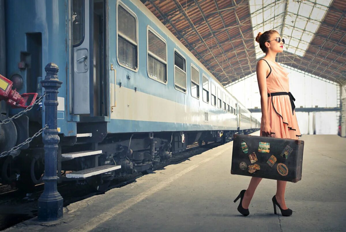 Можно ли на вокзал. Женщина с чемоданами на вокзале. Девушка с чемоданом у поезда. Девушка на вокзале. Фотосессия с чемоданом.
