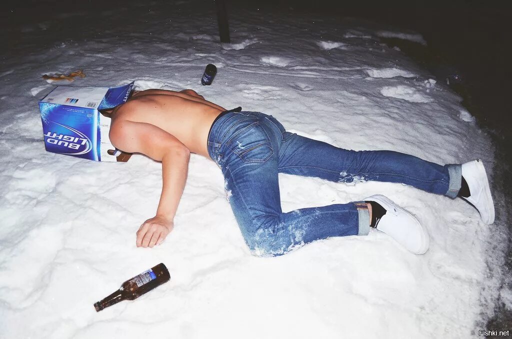 Почему пьяные доступнее. Почему пьяные доступнее. Разрисованные пьяные девушки. Почему пьяные доступнее. Записки на коленке фото с пляжей.