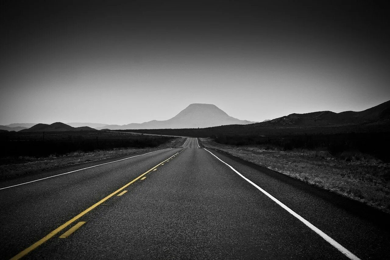 Темные дороги 2017. Темная дорога. Красивые дороги. Фон дорога. Дорога черно белая.