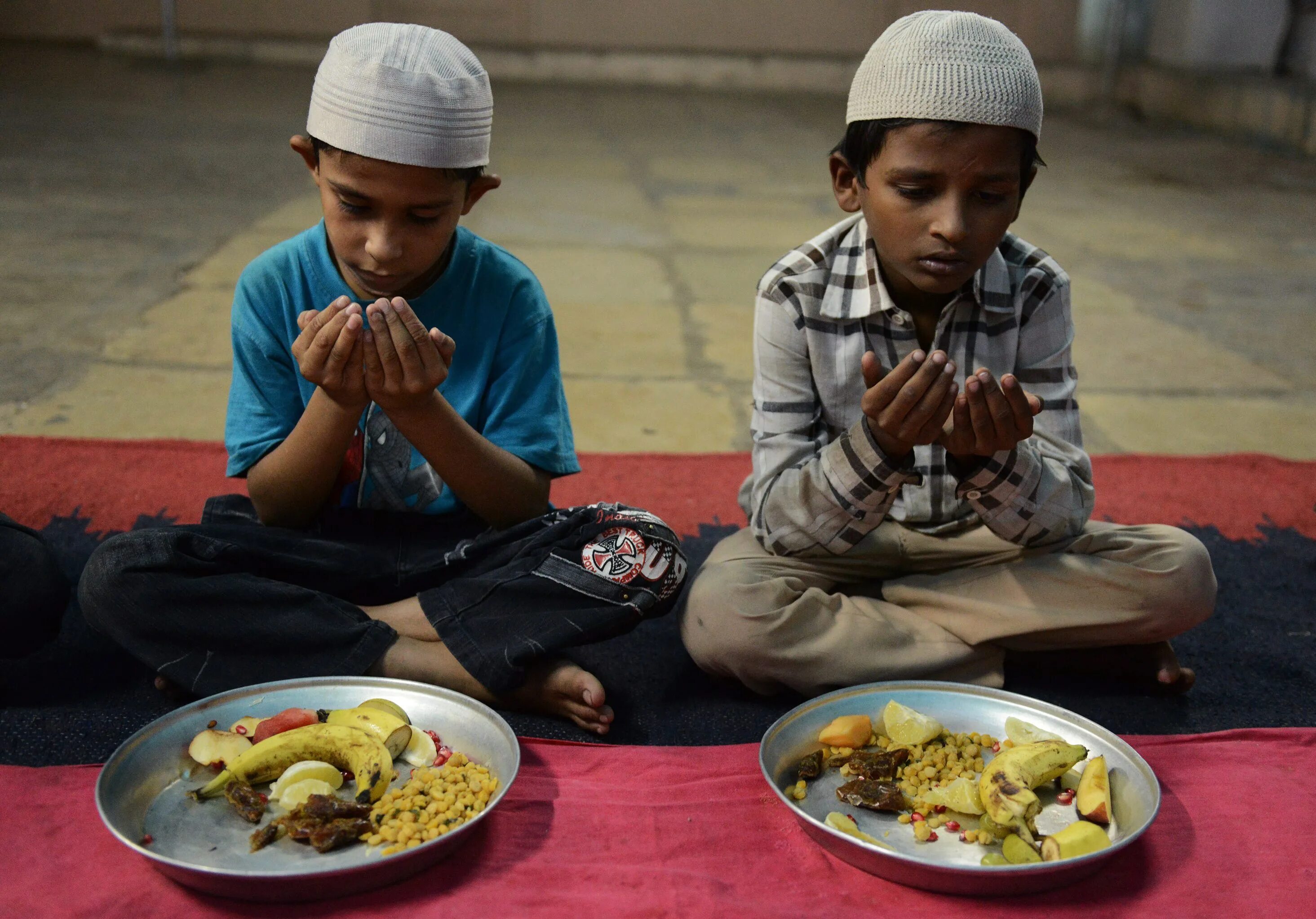 Разговение в рамадан что это. Ифтар мусульманский. Дети в Исламе. Дети голодающие мусульмане.
