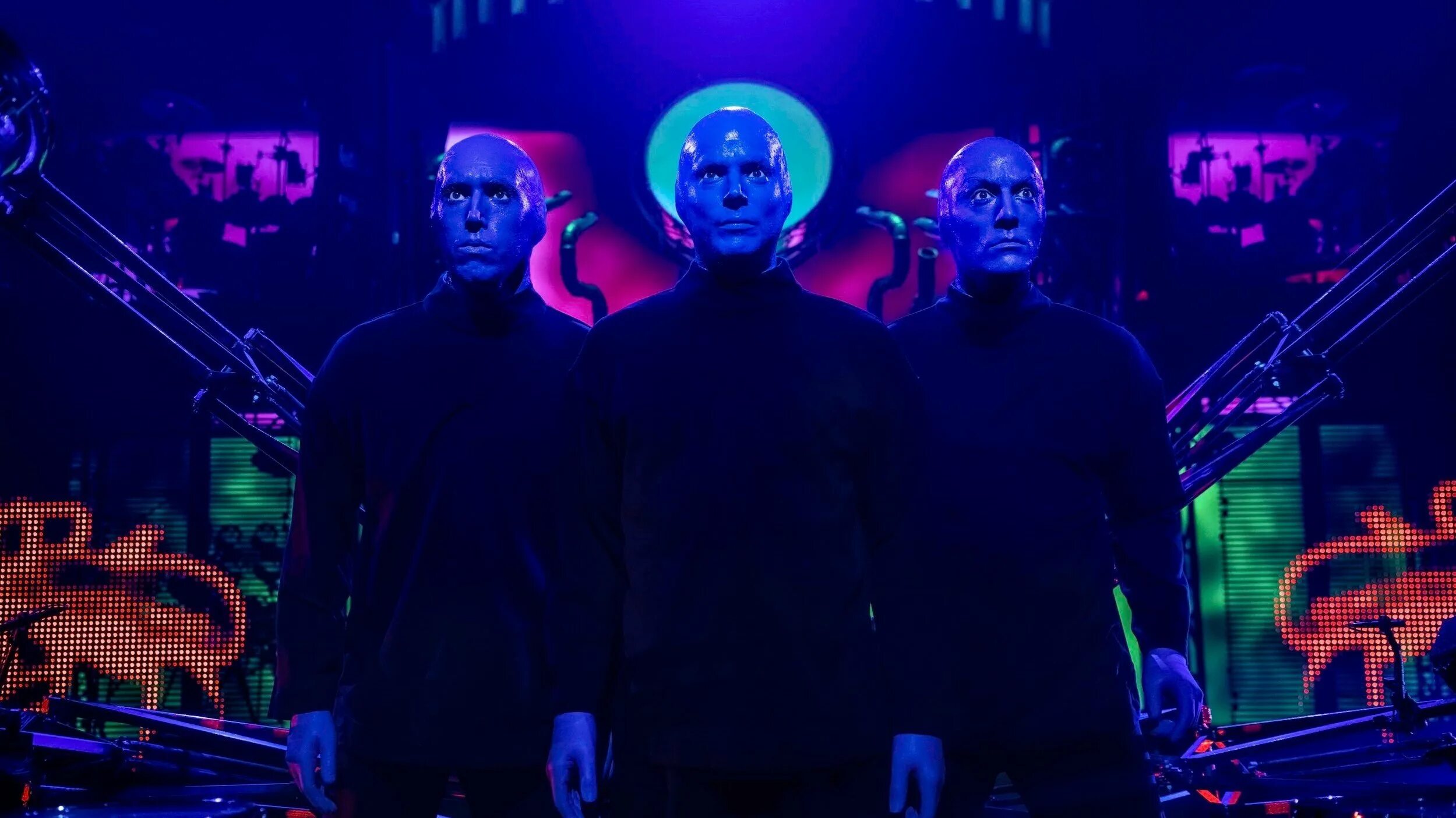 Blues man group. Группа blue man group. blue man group солистка. blue man group шоу. блю мен групп фото.