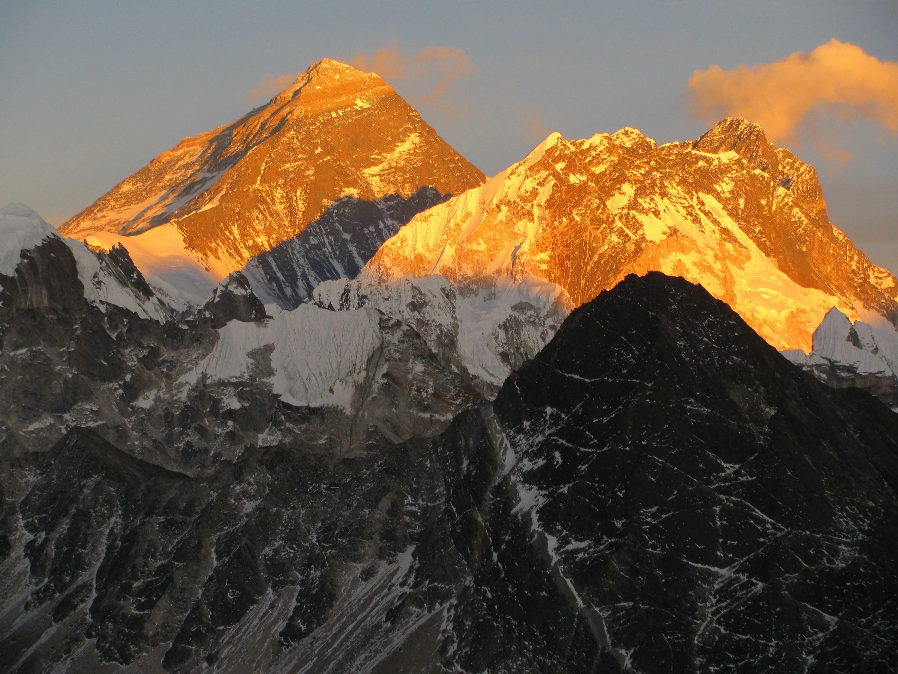 The biggest mountain in the world. Гора Эверест(Джомолунгма). Самая высокая гора в мире Джомолунгма. Эверест или Джомолунгма. Нагорье Эвереста.