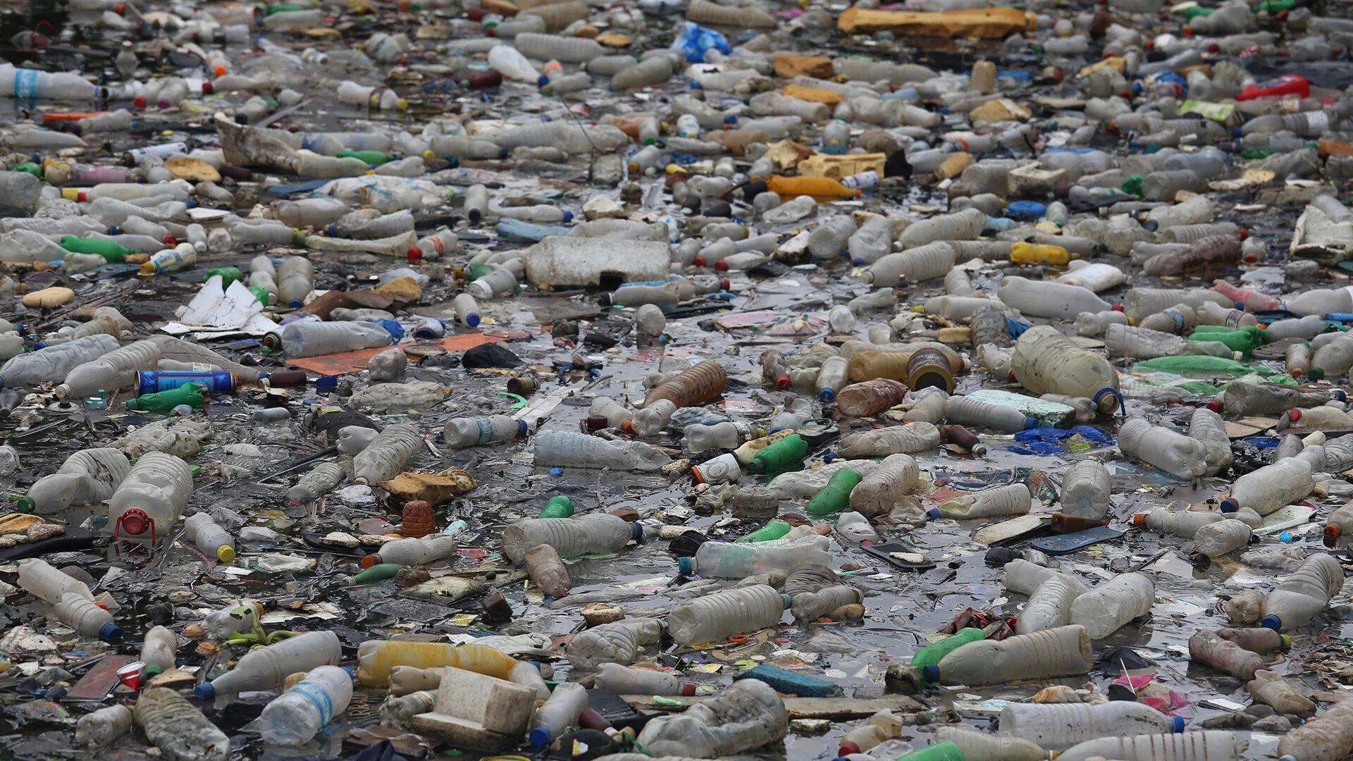A lot of pollution. Пластик в природе. Plastic Bottle pollution. Грязная вода паттерн. Plastic Bottles in the Ocean.
