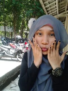 ceritanya pamer jamnya. pacar. 