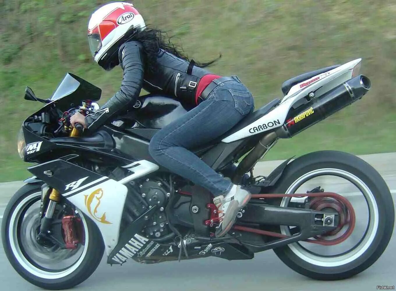 Девушка едет на мотоцикле. Девушка на мотоцикле в шлеме. Девушка на мотоцикле со спины. Красивые девушки на спортивных мотоциклах.