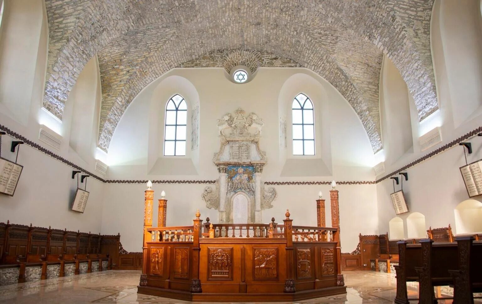 Древние синагоги. Подвалы синагоги. Заброшенная синагога. Кельнская синагога. Синагога осло интерьер.