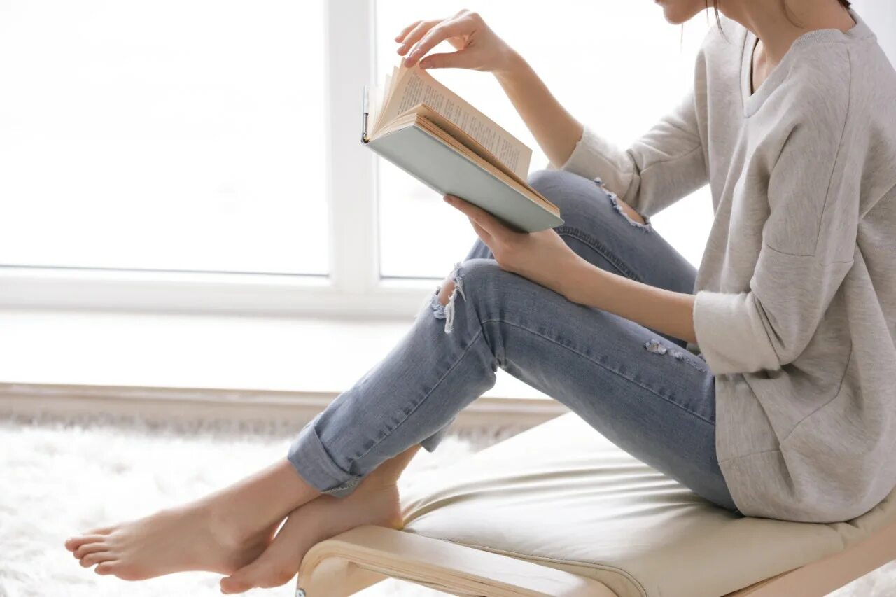 Life without gadgets. Девушка с книгой. Женщина с книжкой. Чтение книг. Девушка читает.