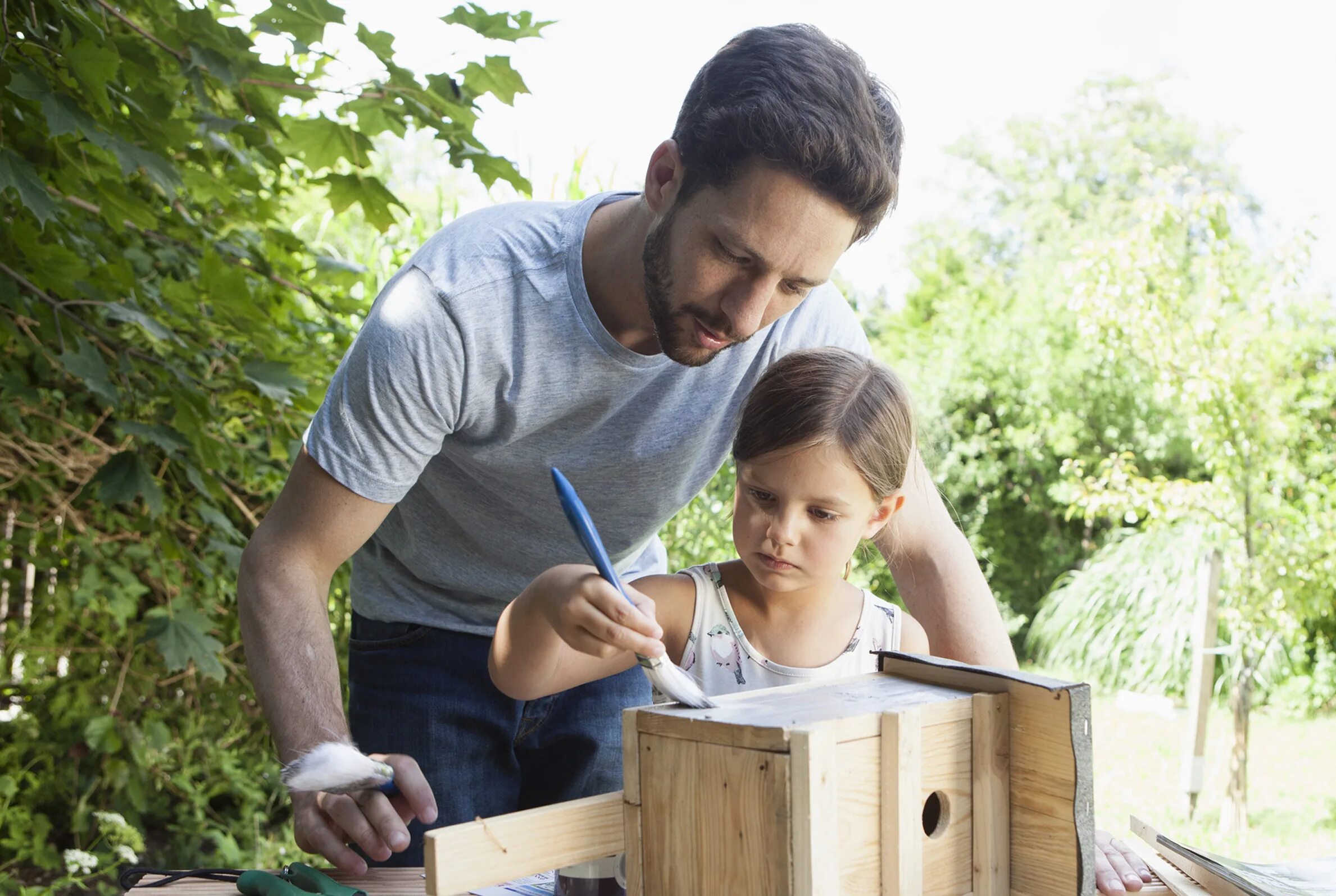 строимый отцом. стройка дома для детей. трудящиеся дети. дети и родители мастерят. труд в семье.