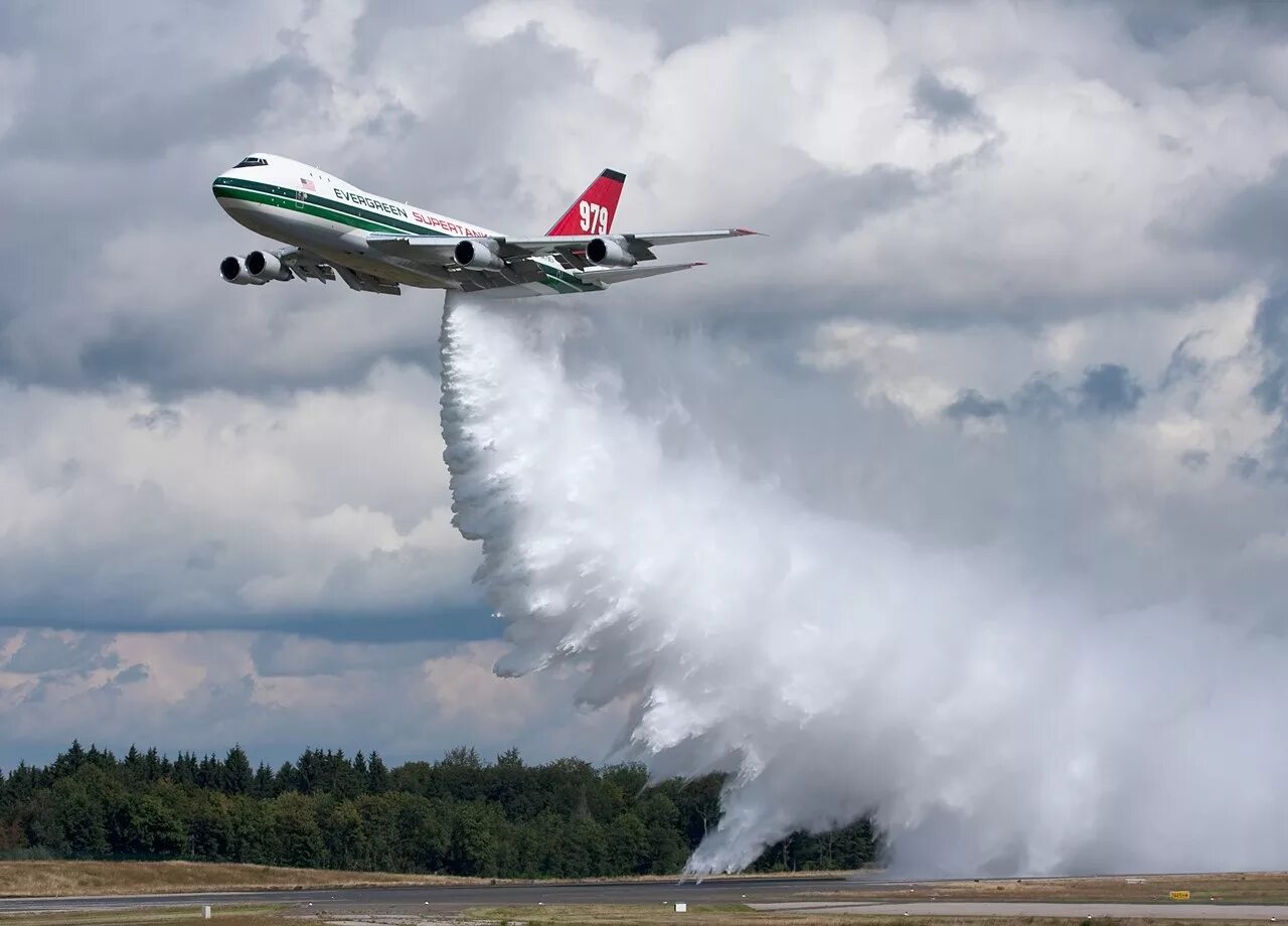 В каком году появились пожарные самолеты. Пожарный самолет Боинг 747. Боинг 747 пожарный. Самолет 747 Global Supertanker. Пожарный самолет бе-200.