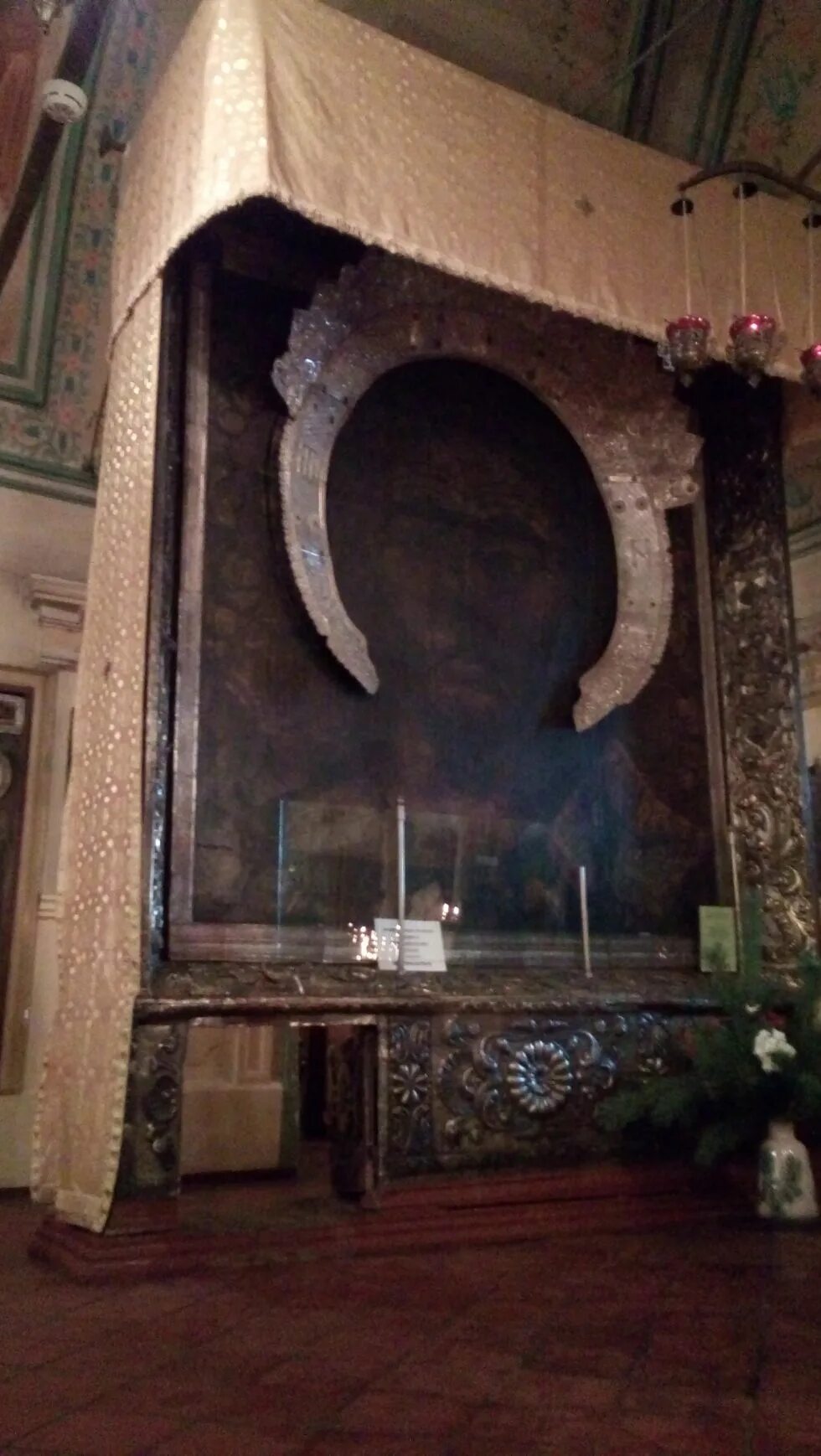 икона спаса нерукотворного в тутаеве. икона в тутаеве под которой нужно пролезать. воскресенский собор тутаев икона спас. икона в тутаеве под которой нужно пролезать. образ всемилостивого спаса в тутаеве.