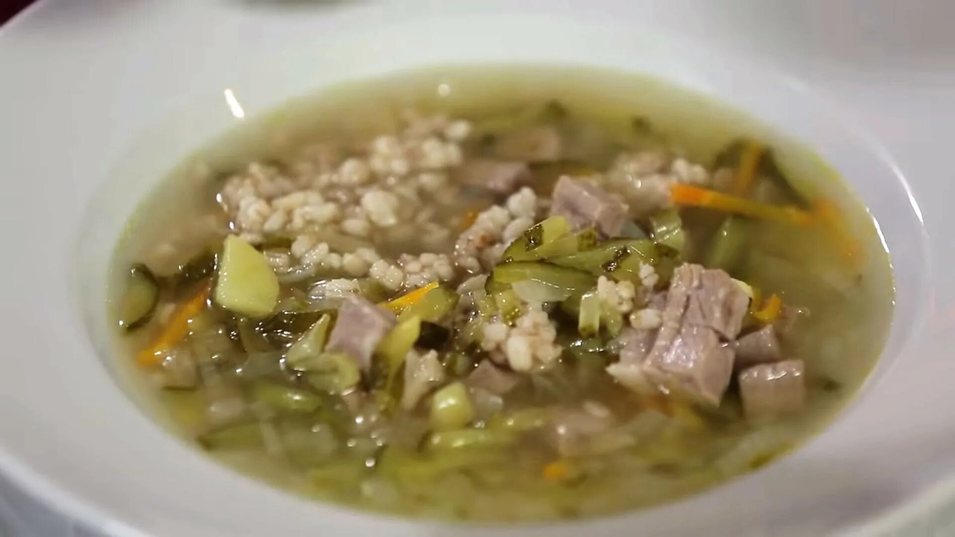 рассольник. рассольник с перловкой и солеными. рассольник с перловкой. суп из перловки с солеными огурцами. перловка с мясом и солеными огурцами.