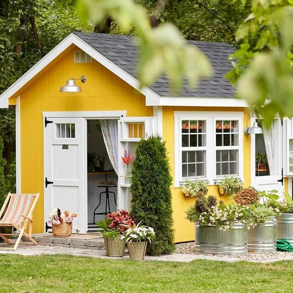 Загородные дома летом. Садовый домик Shed Garden. Тини Хаус экстерьер. Хозблок Гарден Хаус. Небольшой летний домик.