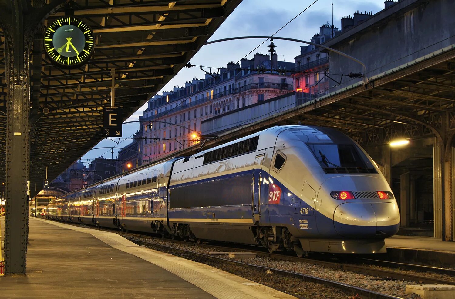 French train. Скоростной поезд TGV Франция. Поезд ТЖВ Франция. Высокоскоростные поезда Франции TGV. Французский поезд TGV.