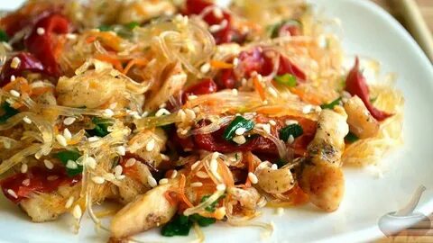 Горячее блюдо с фунчозой и курицей