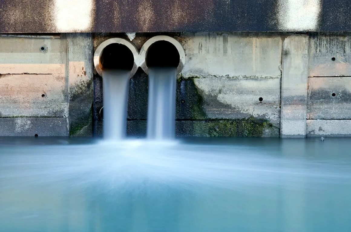 сточные воды загрязнение. загрязненная река хим. сброс поверхностных сточных вод. сброс поверхностных сточных вод. промышленные сточные воды.