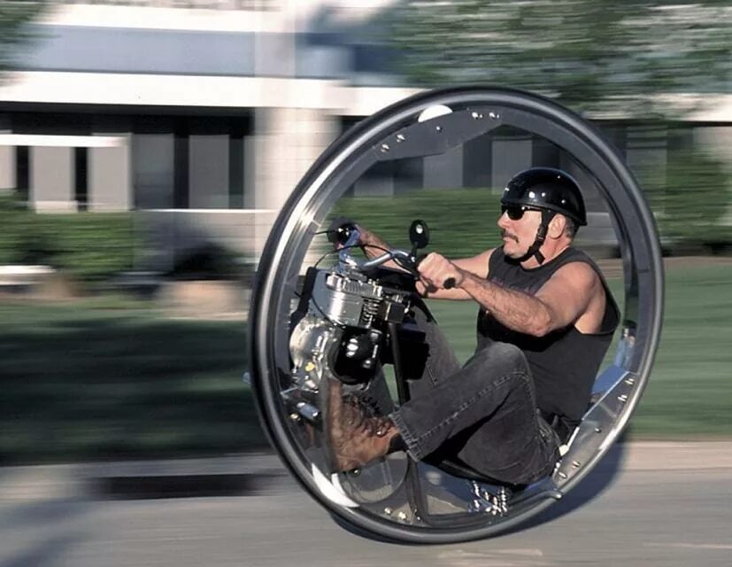 Колесо можно кататься. Керри Маклин моноцикл. Моноколесо моноцикл. Круглый мотоцикл. Интроцикл велосипед.