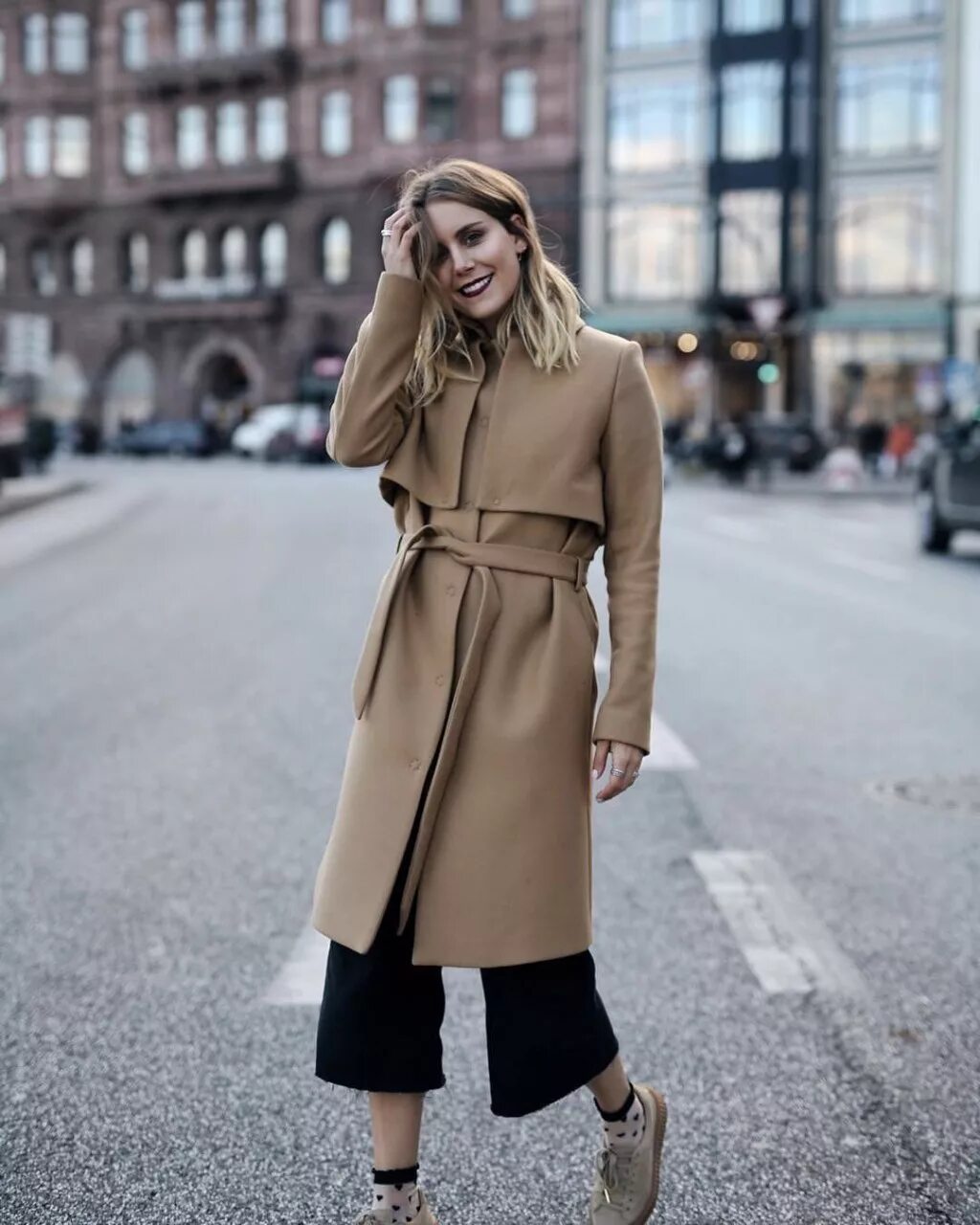 Пальто кэмел женское шарф. Бежевое пальто. Шарф к бежевому пальто женскому. Бежевое пальто мода. Бежевое пальто.