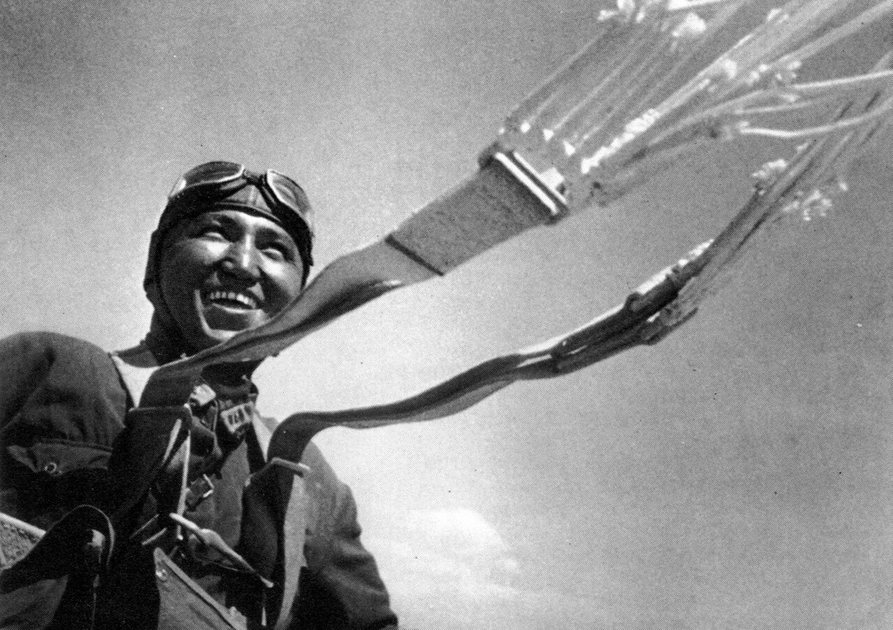 1945 - в ссср совершен рекордный затяжной прыжок из стратосферы. Советские парашютисты. Десантирование вдв ссср. Советские парашютисты. Парашют лётчика.