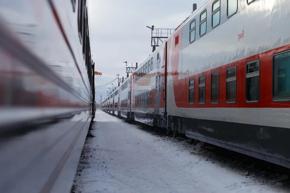 Фирменный поезд Италмас двухэтажный. Поезд Италмас Ижевск Москва. Св Италмас двухэтажный. Италмас поезд двухэтажный.