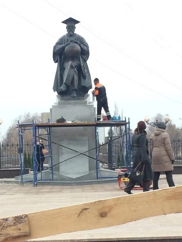 Новый памятник установят новости. Памятник Вернадскому в Тамбове. Тамбов памятник на бульваре Энтузиастов. Сквер Вернадского в Тамбове. Новый памятник в Кемерово на бульваре.