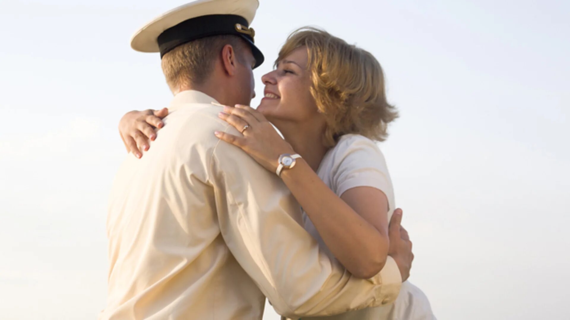 Простых романтиков и моряков. Девушка провожает моряка. Любовь офицера.