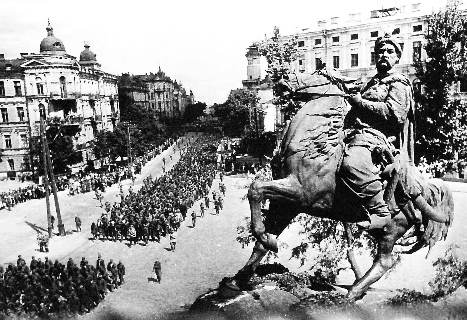 Памятник 1944 года. Киев ВОВ 1941. Киев в годы войны 1941-1945. Освобождение Киева 1941.